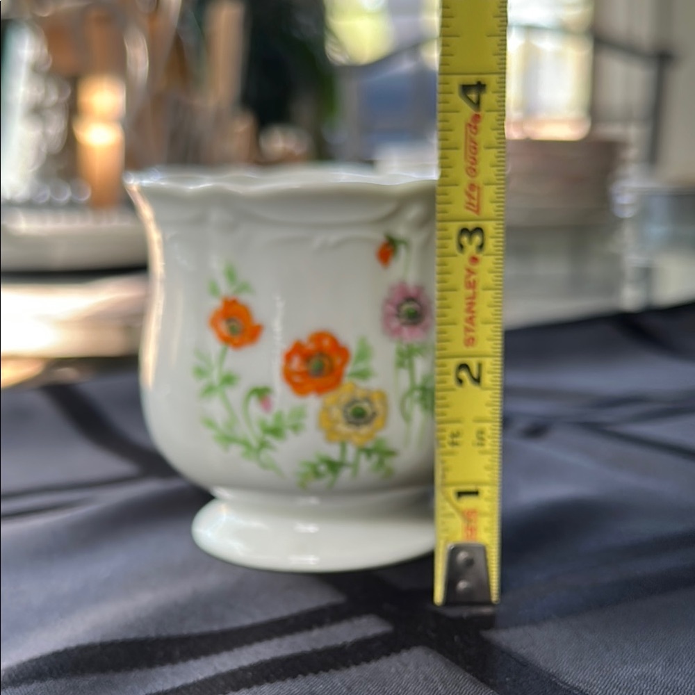 Mid Century Floral White Vase made in Japan - Picture 8 of 10